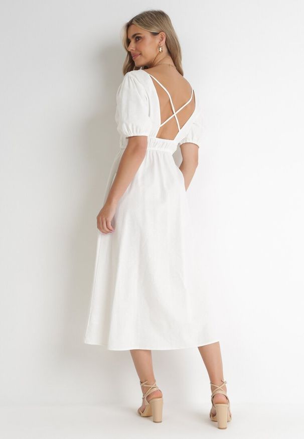 Born2be - Biała Rozkloszowana Sukienka Midi z Ozdobnym Wiązaniem na Plecach i Gumką w Pasie z Lnem Senaida. Okazja: na co dzień. Typ kołnierza: dekolt w kształcie V. Kolor: biały. Materiał: len. Wzór: aplikacja. Styl: elegancki, klasyczny, casual. Długość: midi