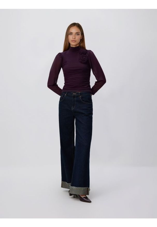 Reserved - Bluzka z kwiatową aplikacją - ciemnofioletowy. Kolor: fioletowy. Materiał: dzianina. Wzór: kwiaty, aplikacja