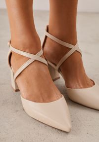 Renee - Beżowe Czółenka Akisiphaeia. Okazja: na spotkanie biznesowe. Nosek buta: szpiczasty. Zapięcie: pasek. Kolor: beżowy. Obcas: na słupku. Styl: biznesowy, wizytowy #3