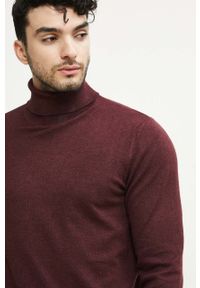 medicine - Medicine sweter męski kolor bordowy lekki z golferm. Typ kołnierza: golf. Kolor: czerwony. Materiał: dzianina. Długość rękawa: długi rękaw. Długość: długie. Wzór: gładki #1