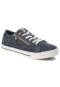 Granatowe Sneakersy Mustang Modne Obuwie Męskie. Okazja: do pracy, na spacer. Zapięcie: zamek. Kolor: niebieski. Materiał: materiał. Sport: turystyka piesza