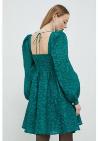 Custommade sukienka Jenny kolor zielony mini rozkloszowana. Typ kołnierza: dekolt w karo. Kolor: zielony. Długość rękawa: długi rękaw. Typ sukienki: rozkloszowane. Długość: mini #5