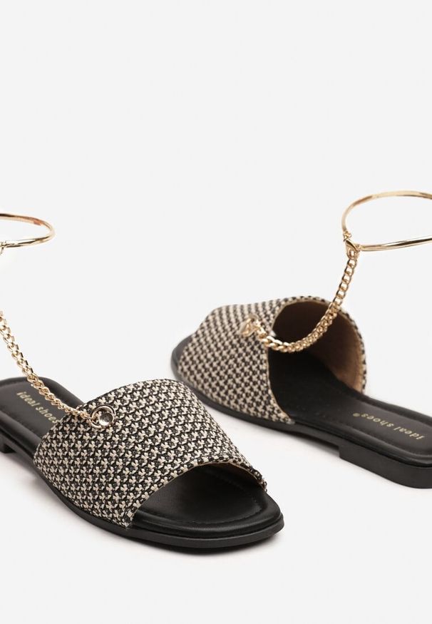 Renee - Czarne Klapki z Łańcuszkiem na Kostkę Naniriea. Okazja: na co dzień, na randkę. Kolor: czarny. Sezon: lato. Obcas: na płaskiej podeszwie. Styl: casual, klasyczny