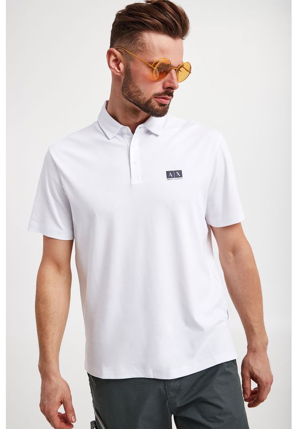 Armani Exchange - Polo ARMANI EXCHANGE. Typ kołnierza: polo. Długość rękawa: krótki rękaw. Długość: krótkie. Wzór: nadruk. Styl: klasyczny