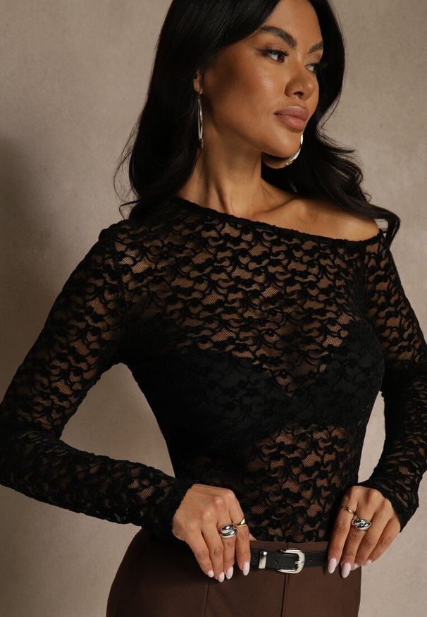 Renee - Czarna Bluzka Longsleeve z Koronki z Asymetrycznym Dekoltem Liwedisa. Okazja: na randkę, na imprezę. Kolor: czarny. Materiał: koronka. Długość rękawa: długi rękaw. Długość: długie. Wzór: koronka