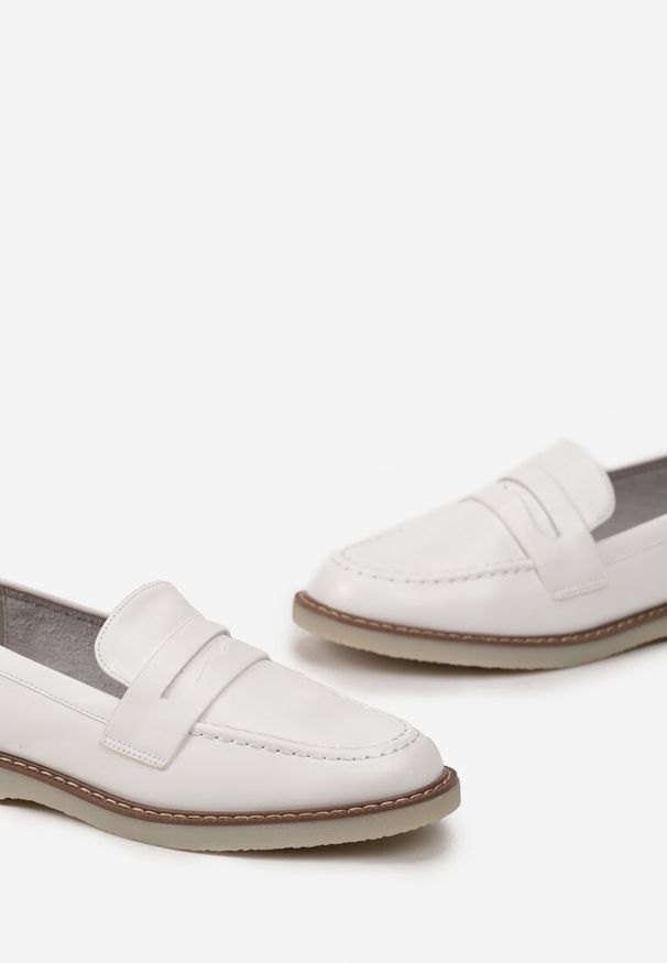 Born2be - Białe Eleganckie Mokasyny z Paskiem z Wycięciem Omnivena. Zapięcie: pasek. Kolor: biały. Styl: elegancki