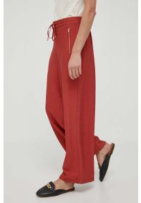 DKNY - Dkny spodnie damskie kolor bordowy proste high waist. Okazja: na co dzień. Stan: podwyższony. Kolor: czerwony. Materiał: tkanina. Styl: casual