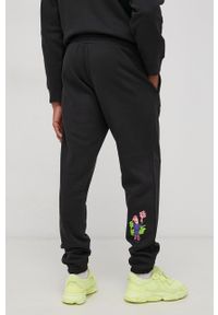 adidas Originals Spodnie męskie kolor czarny z nadrukiem. Kolor: czarny. Materiał: poliester, dzianina, bawełna. Wzór: nadruk