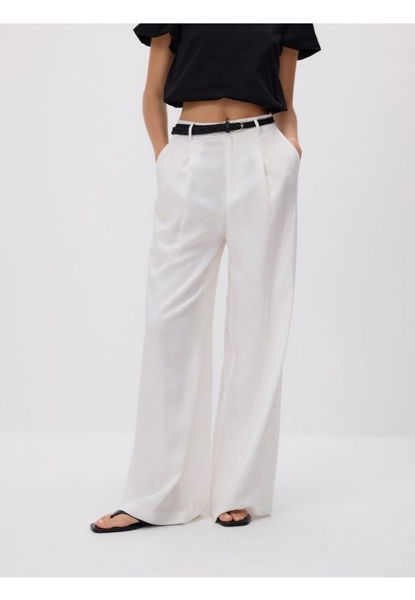Reserved - Luźne spodnie z lnem - biały. Kolor: biały. Materiał: len
