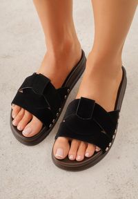 Renee - Czarne Klapki z Przekładanymi Paskami i Ozdobnymi Nitami Talysha. Okazja: na co dzień, na imprezę. Kolor: czarny. Materiał: skóra, koronka. Sezon: lato. Styl: casual, elegancki #1