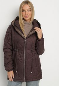 Born2be - Brązowa Pikowana Kurtka z Kapturem i Ściągaczami w Talii Tiobelle. Okazja: na spacer. Typ kołnierza: kaptur. Kolor: brązowy. Materiał: jeans, skóra, poliester. Styl: klasyczny, sportowy #3