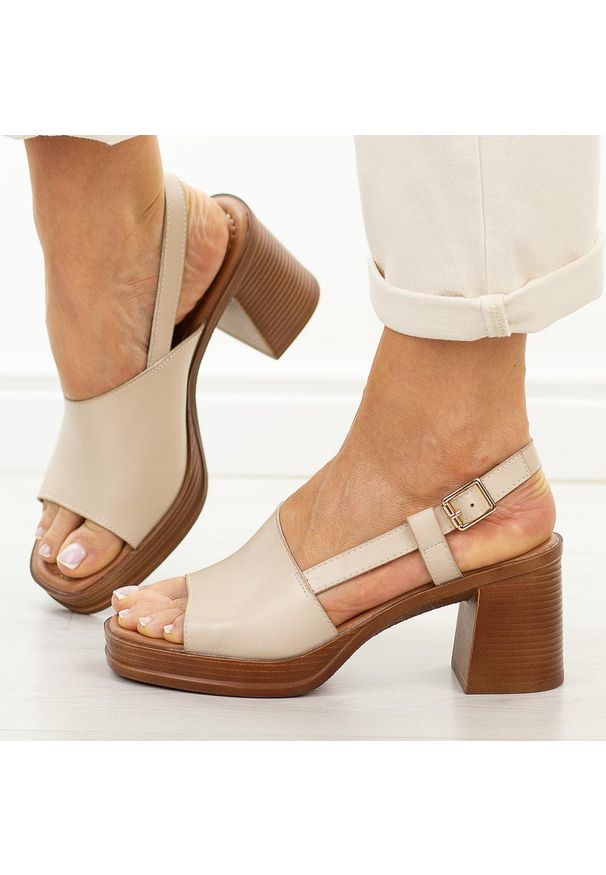 POTOCKI - Beżowe sandały damskie na słupku Potocki 54324. Okazja: na co dzień, na randkę, na spotkanie biznesowe, do pracy, na imprezę. Kolor: beżowy. Materiał: skóra. Sezon: wiosna, lato. Obcas: na słupku. Styl: casual, biznesowy, elegancki, klasyczny