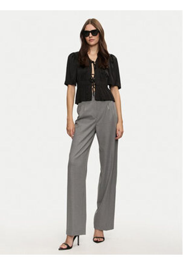 Guess Spodnie materiałowe W4BB02 WGIF2 Szary Relaxed Fit. Kolor: szary. Materiał: syntetyk