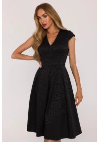 MOE - Żakardowa sukienka wieczorowa rozkloszowana czarna. Okazja: na wesele, na imprezę, na ślub cywilny. Kolor: czarny. Materiał: żakard. Styl: wizytowy #1