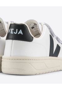 Veja - VEJA - Białe sneakersy V-Lock. Zapięcie: pasek. Kolor: biały. Materiał: materiał, guma. Szerokość cholewki: normalna. Wzór: paski, aplikacja