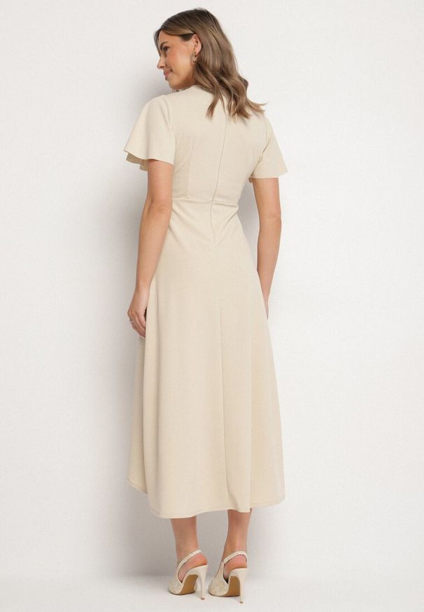 Born2be - Beżowa Rozkloszowana Sukienka Ozdobiona Marszczeniem Odallica. Kolor: beżowy. Wzór: aplikacja. Typ sukienki: rozkloszowane. Styl: elegancki