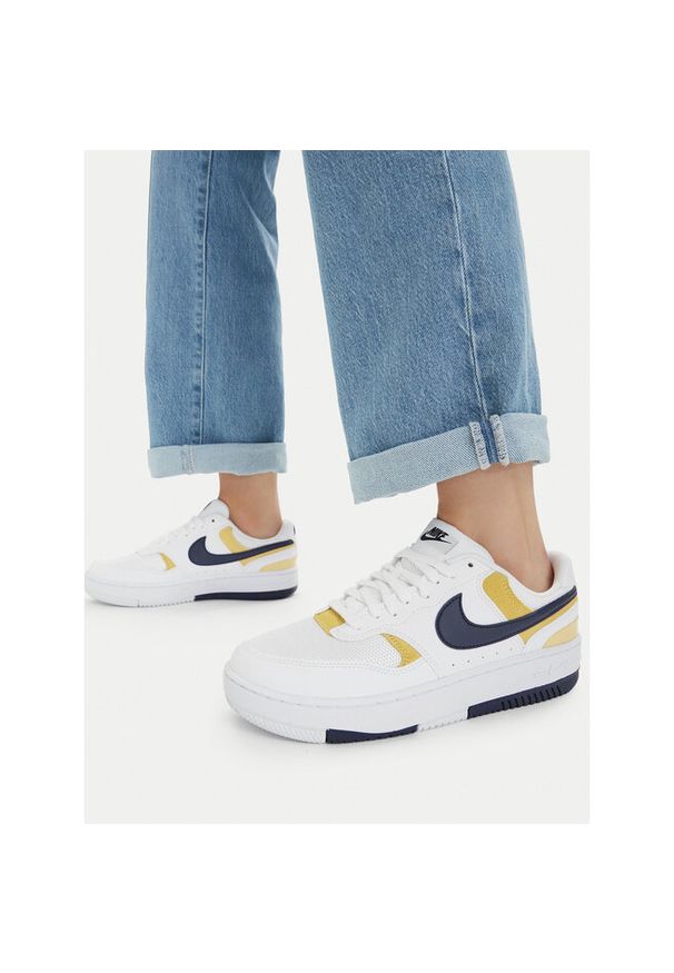 Sneakersy Nike. Kolor: biały