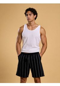 Sinsay - Bawełniane szorty w paski - granatowy. Kolor: niebieski. Materiał: bawełna. Wzór: paski #1