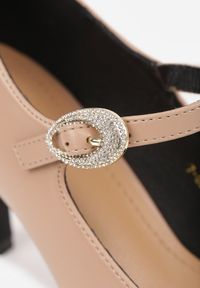 Renee - Ciemnobeżowe Czółenka Zapinane na Sprzączkę na Cienkiej Szpilce Zinariel. Zapięcie: sprzączka. Kolor: beżowy. Obcas: na obcasie. Wysokość obcasa: średni #6