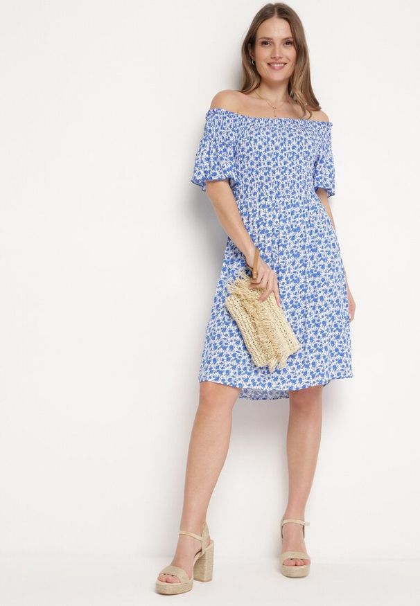 Born2be - Niebieska Wiskozowa Sukienka Mini z Hiszpańskim Dekoltem w Kwiatowy Print Ijorilda. Kolor: niebieski. Materiał: wiskoza. Wzór: nadruk, kwiaty. Sezon: lato. Długość: mini