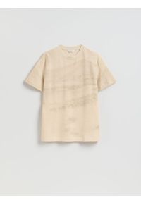 Reserved - Strukturalny t-shirt regular - warm olive. Materiał: dzianina, bawełna #1