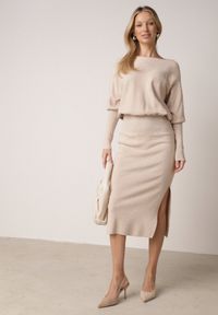 Born2be - Beżowa Dzianinowa Sukienka z Wiskozą o Nietoperzowym Kroju z Dekoltem w Łódkę Tisan. Okazja: na co dzień, na spotkanie biznesowe. Typ kołnierza: dekolt w łódkę. Kolor: beżowy. Materiał: dzianina, wiskoza. Styl: casual, biznesowy #5