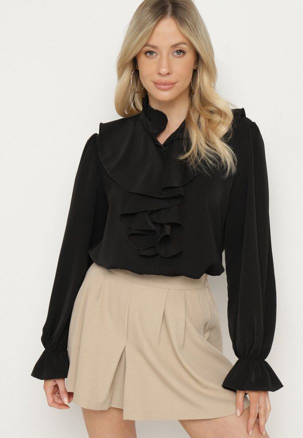 Born2be - Czarna Koszula Ozdobiona Falbankami Jenisela. Okazja: na co dzień. Typ kołnierza: kołnierz z falbankami. Kolor: czarny. Materiał: jeans. Wzór: aplikacja. Styl: klasyczny, casual