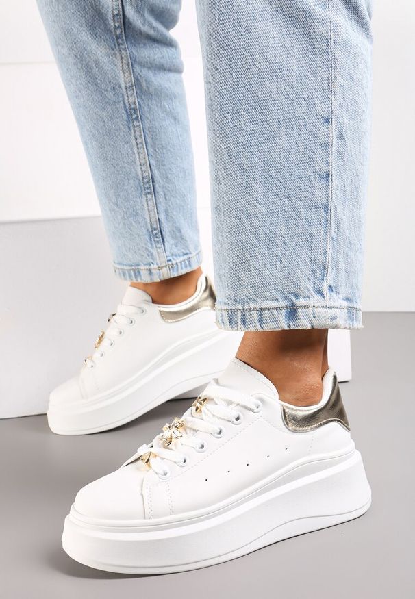 Renee - Biało-Złote Sneakersy na Grubej Podeszwie Celessi. Kolor: biały. Materiał: jeans