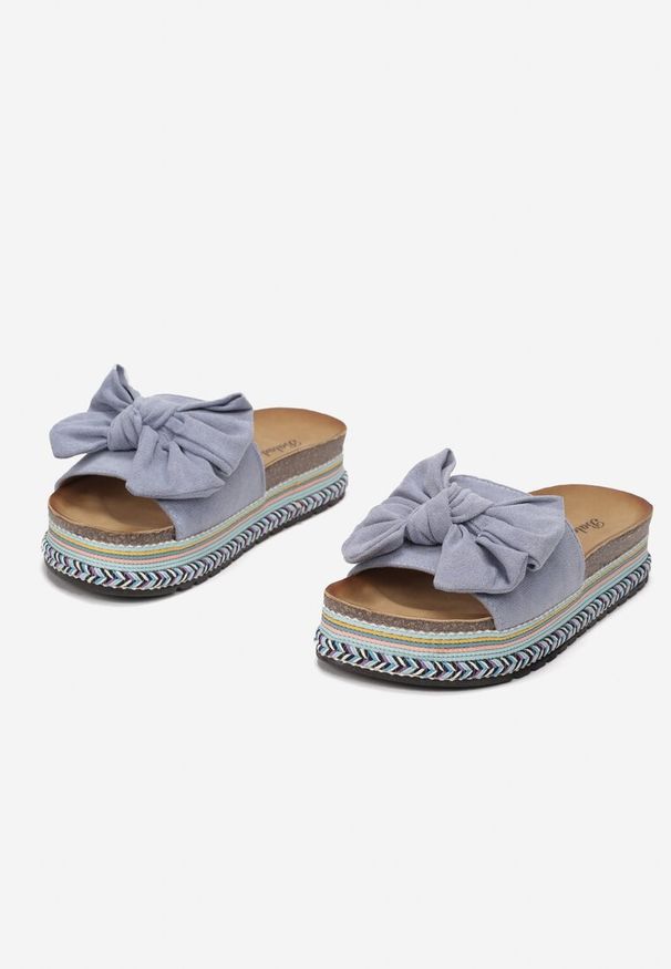 Born2be - Niebieskie Klapki Hyrmamene. Kolor: niebieski. Materiał: jeans. Wzór: ze splotem, aplikacja. Styl: klasyczny