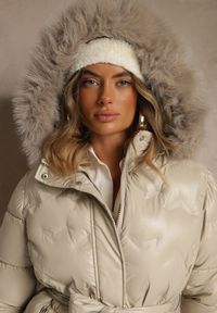 Renee - Beżowa Kurtka Pikowana z Odpinanym Futerkiem i Kapturem Ozdobiona Paskiem Olinesa. Kolor: beżowy. Materiał: futro. Wzór: aplikacja. Styl: klasyczny, elegancki #3