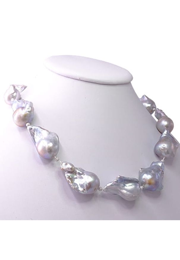 Braccatta - HAIRO naszyjnik z ogromnych szarych pereł barokowych. Materiał: srebrne. Kolor: szary. Wzór: aplikacja. Kamień szlachetny: perła