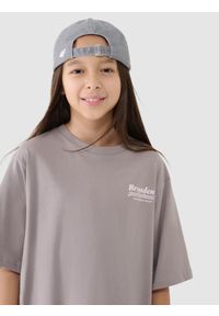 4f - 4F T-shirt oversize z nadrukiem dziewczęcy - beżowy 128 (7-8 lat). Okazja: na co dzień. Kolor: beżowy. Materiał: bawełna, jersey, dzianina. Długość rękawa: krótki rękaw. Długość: krótkie. Wzór: nadruk. Sezon: lato. Styl: sportowy, klasyczny, casual