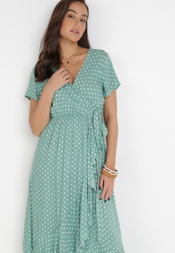 Born2be - Miętowa Sukienka Echosia. Kolor: miętowy. Materiał: materiał. Długość rękawa: krótki rękaw. Wzór: kropki. Typ sukienki: kopertowe. Długość: maxi