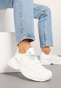 Born2be - Białe Sneakersy Streetwearowe na Podeszwie z Tłoczeniami i Rzepem Zilanne. Okazja: na co dzień. Zapięcie: rzepy. Kolor: biały. Materiał: jeans. Obcas: na płaskiej podeszwie