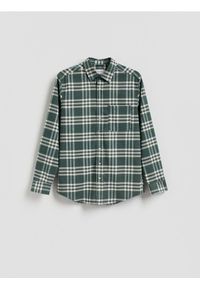 Reserved - Koszula regular fit w kratę - ciemnozielony. Kolor: zielony. Materiał: wiskoza, tkanina #1