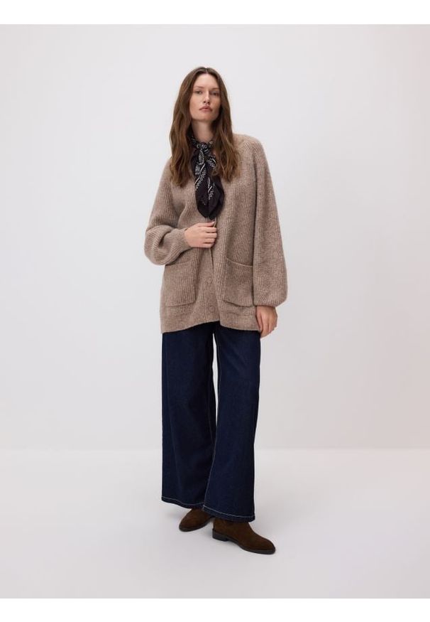 Reserved - Kardigan z wełną - beżowy. Kolor: beżowy. Materiał: wełna