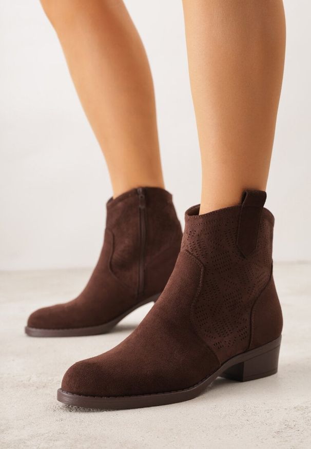 Renee - Brązowe Ażurowe Botki na Słupku Typu Kowbojki Iolerine. Okazja: na co dzień. Kolor: brązowy. Materiał: jeans. Wzór: ażurowy. Obcas: na słupku. Styl: casual