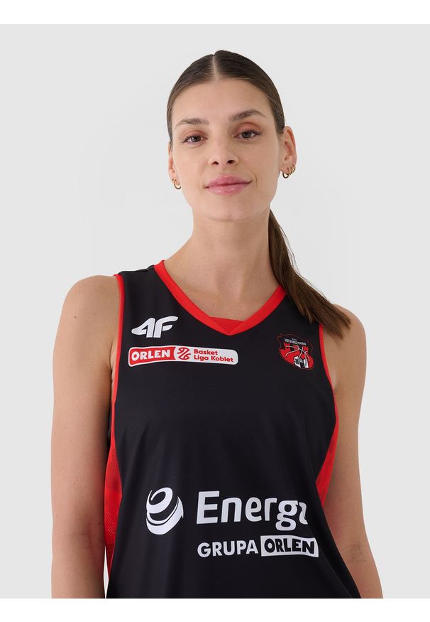 4f - 4F Koszulka meczowa replika wyjazdowa z sezonu 2024/25 damska 4F x MMKS Katarzynki Toruń - multikolor L. Typ kołnierza: dekolt w serek. Kolor: wielokolorowy. Materiał: dzianina, włókno, materiał, syntetyk. Wzór: aplikacja, gładki, ze splotem. Sport: koszykówka, fitness