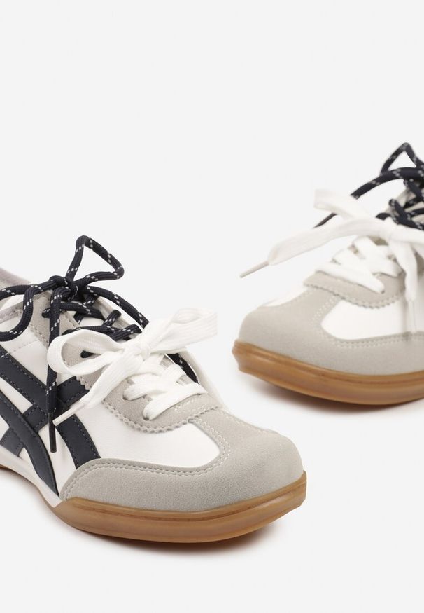 Renee - Białe Sneakersy Ozdobione Geometrycznym Wzorem i Podwójnym Sznurowaniem Hirozi. Okazja: na co dzień. Zapięcie: sznurówki. Kolor: biały. Materiał: jeans. Wzór: aplikacja, geometria