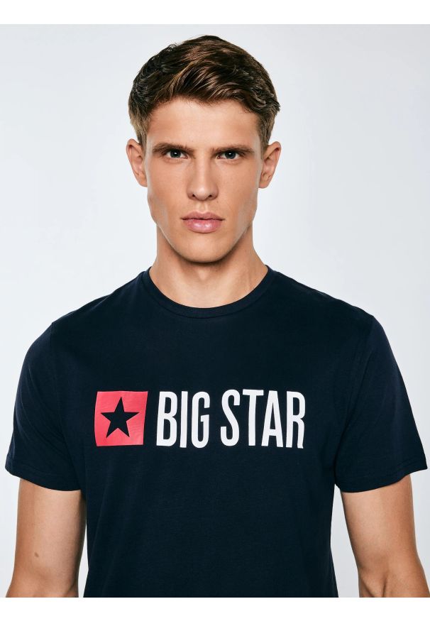 Big-Star - Koszulka męska z logo BIG STAR granatowa Quado 403. Okazja: na co dzień. Kolor: niebieski. Materiał: denim, jeans, dresówka, dzianina. Wzór: nadruk. Sezon: wiosna. Styl: klasyczny, casual