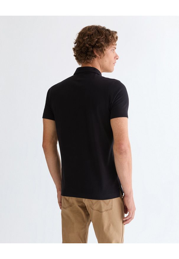 Wrangler - MĘSKA KOSZULKA WRANGLER POLO SHIRT BLACK 112378482. Typ kołnierza: polo