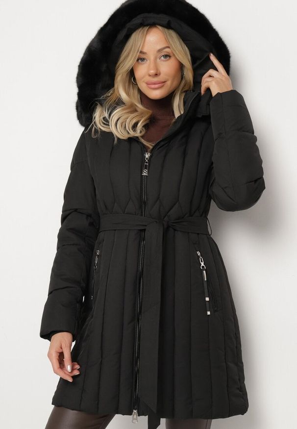 Born2be - Czarna Kurtka z Pionowymi Pikowanymi Przeszyciami i Kapturem z Futrem Wiązana w Pasie Leoriya. Okazja: na co dzień. Kolor: czarny. Materiał: futro. Styl: casual