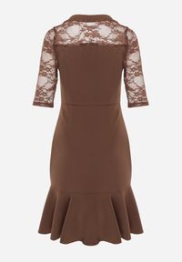 Born2be - Brązowa Taliowana Sukienka VICES z Koronkowymi Rękawami Oceamara. Kolor: brązowy. Materiał: koronka. Wzór: aplikacja, koronka. Styl: elegancki #3