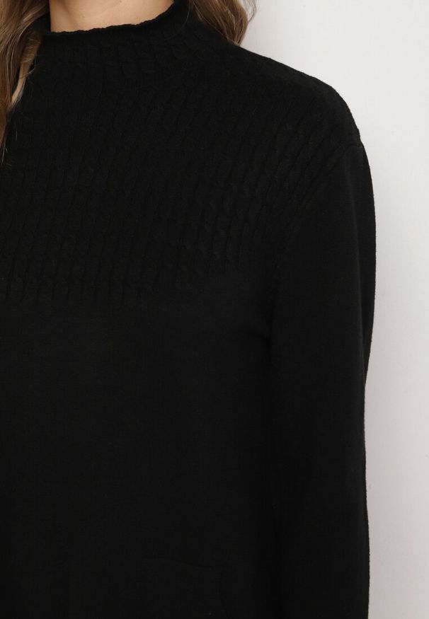 Born2be - Czarny Sweter z Półgolfem Bawełną i Kieszenią w Stylu Kangurka Emirielia. Okazja: na co dzień, na spotkanie biznesowe, do pracy. Kolor: czarny. Materiał: bawełna. Długość rękawa: długi rękaw. Długość: długie. Styl: biznesowy, elegancki, casual
