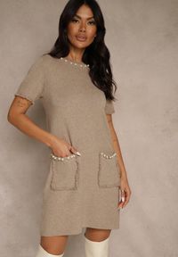 Renee - Beżowa Sweterkowa Sukienka Trapezowa z Perełkami przy Dekolcie i Kieszeniach Fenatusa. Okazja: na co dzień. Kolor: beżowy. Materiał: jeans. Typ sukienki: trapezowe. Styl: casual #1