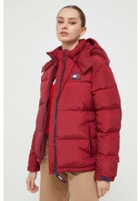 Tommy Jeans kurtka puchowa damska kolor bordowy zimowa. Kolor: czerwony. Materiał: puch. Sezon: zima