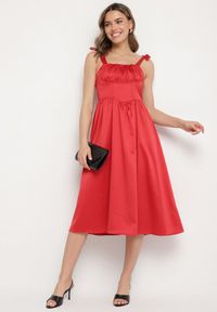 Born2be - Czerwona Rozkloszowana Sukienka Vices na Wiązanych Ramiączkach Natavine. Okazja: na co dzień, na imprezę. Typ kołnierza: dekolt kwadratowy. Kolor: czerwony. Materiał: poliester, jeans. Długość rękawa: na ramiączkach. Sezon: lato. Styl: casual, klasyczny #6