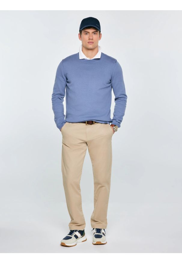 Big-Star - Sweter męski bawełniany niebieski Simoner 402. Okazja: na co dzień, do pracy. Kolor: niebieski. Materiał: bawełna. Długość rękawa: długi rękaw. Długość: długie. Wzór: gładki, aplikacja, ze splotem. Sezon: zima, jesień. Styl: casual, elegancki, klasyczny