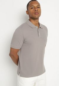 Born2be - Ciemnoszara Koszulka Bawełniana Polo Vimarith. Okazja: na spotkanie biznesowe, do pracy, na co dzień. Typ kołnierza: polo. Kolor: szary. Materiał: bawełna. Styl: biznesowy, casual