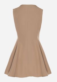 Born2be - Ciemnobeżowa Sukienka Rozkloszowana Ozdobiona Guzikami Pallisna. Kolor: beżowy. Materiał: materiał. Wzór: aplikacja. Typ sukienki: rozkloszowane. Styl: elegancki, klasyczny #6